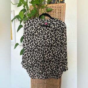 Vince Camuto Leopard V-Neck Top size Large